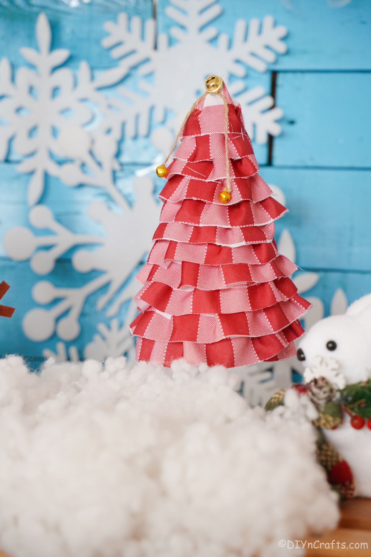 rdeče karirano božično drevo na lažnem snegu