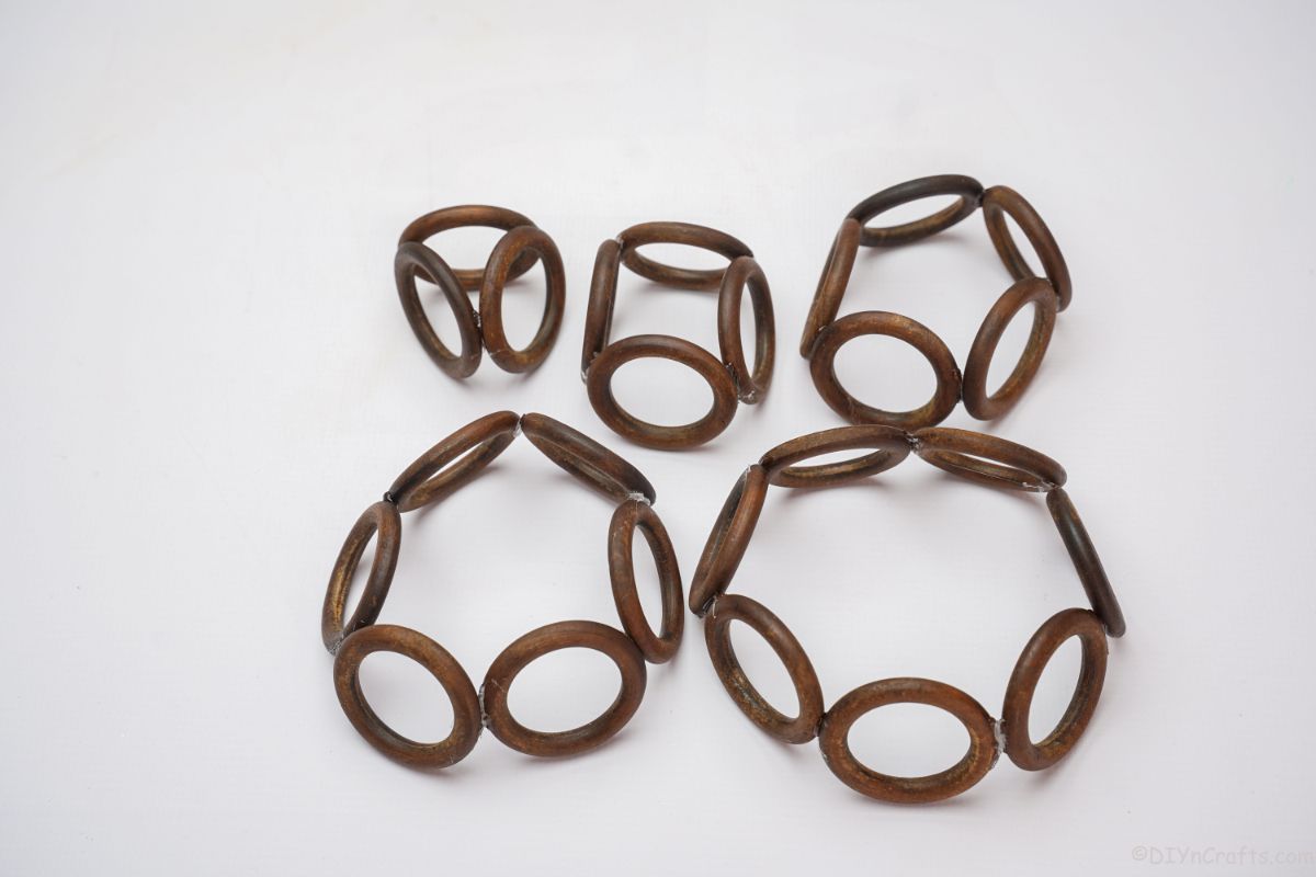 5 varying sizes of ring circles