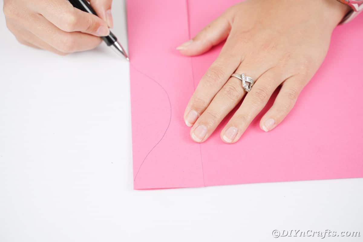 ročno risanje na rožnatem papirju