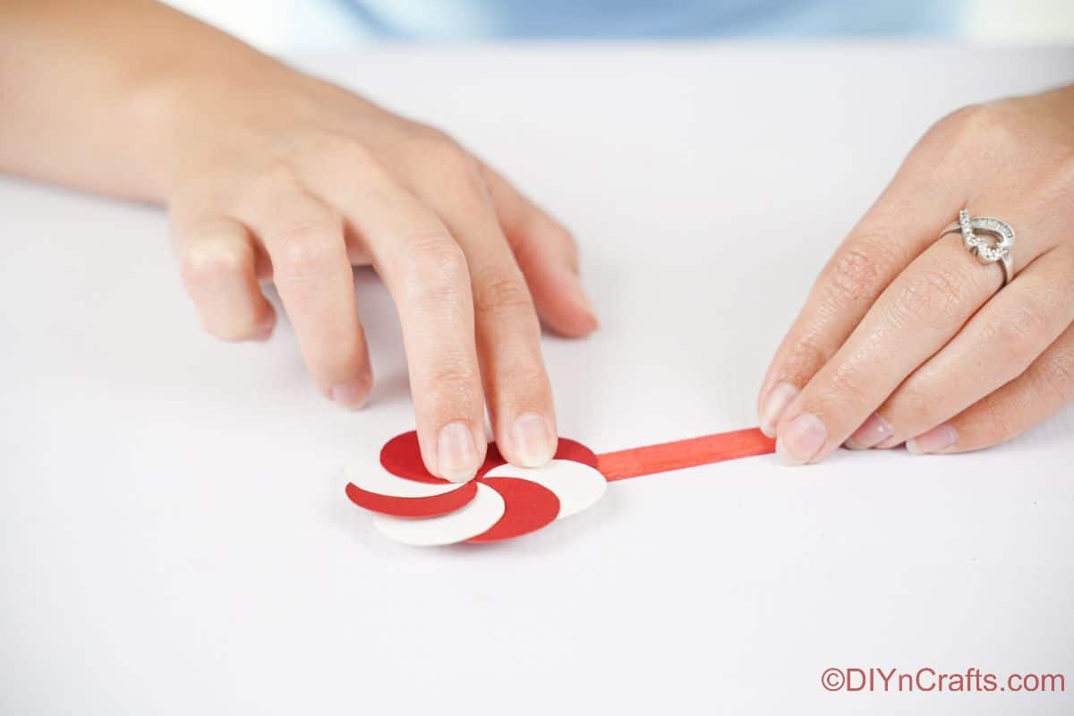bonbon à la menthe en papier collé sur un bâtonnet rouge
