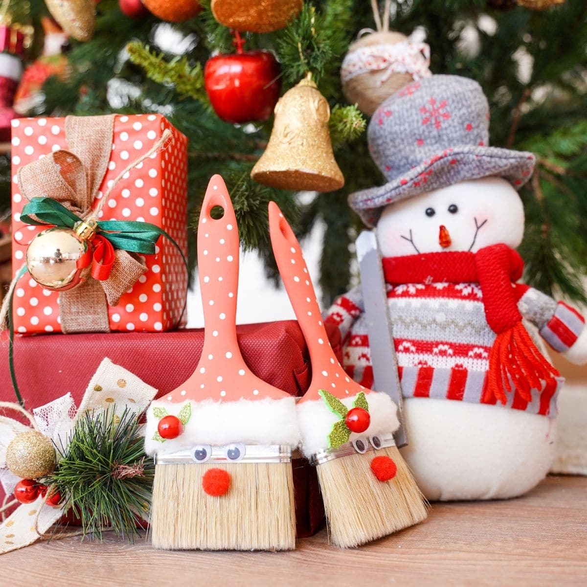 Božičkova dekoracija s čopičem pod božičnim drevesom