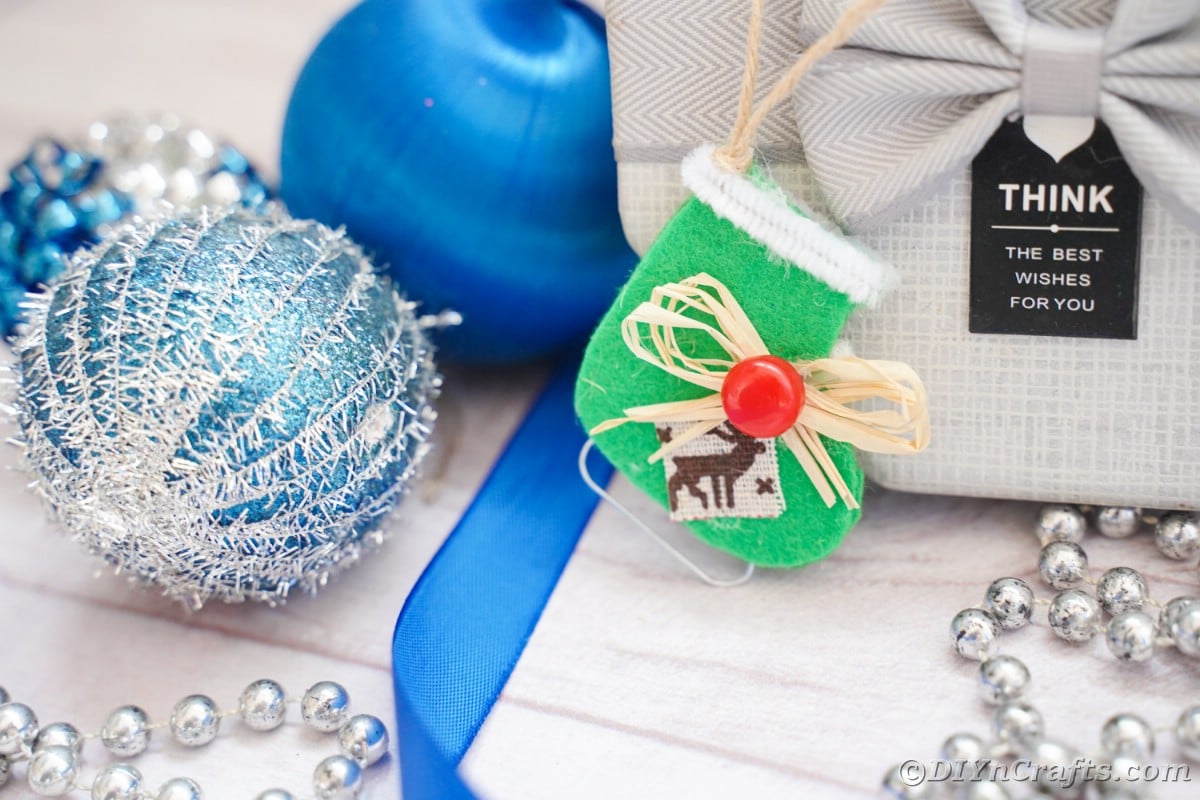 ornament skate z modrim trakom in ornamentom iz perl
