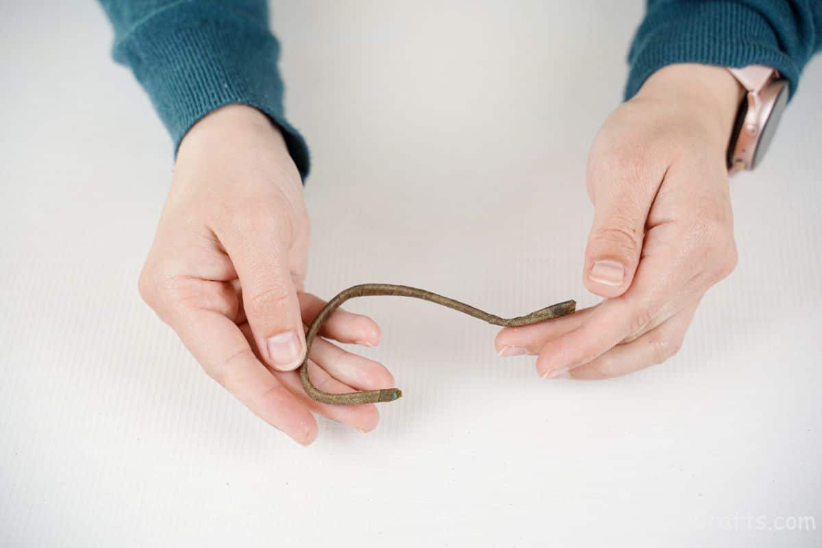 hand folding wire into handle shape