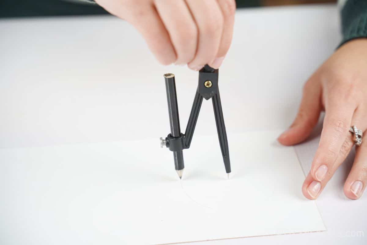 roko z uporabo kotomera za merjenje na papirju