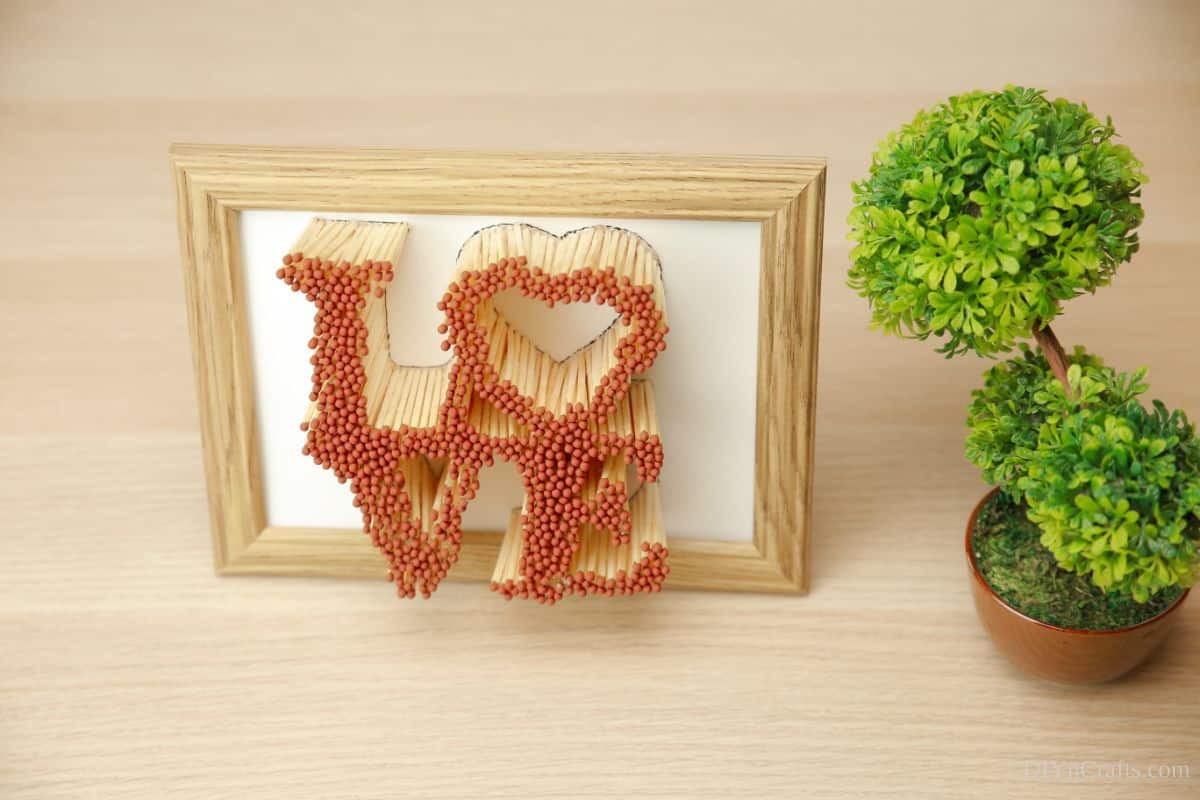 matchar kärleksskylt på bordet med topiary