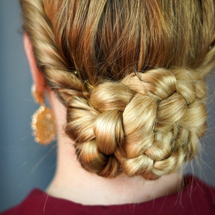 prom hairstyle with twisted sides on blonde lady