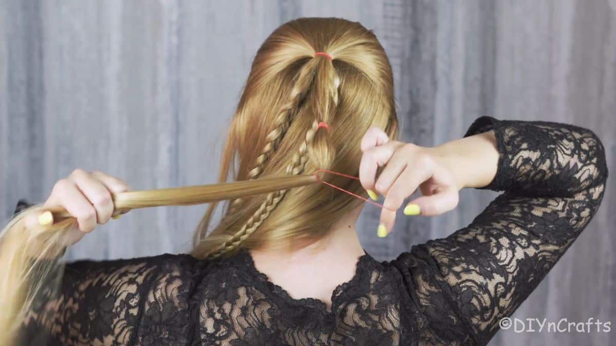 tying elastic around the hair