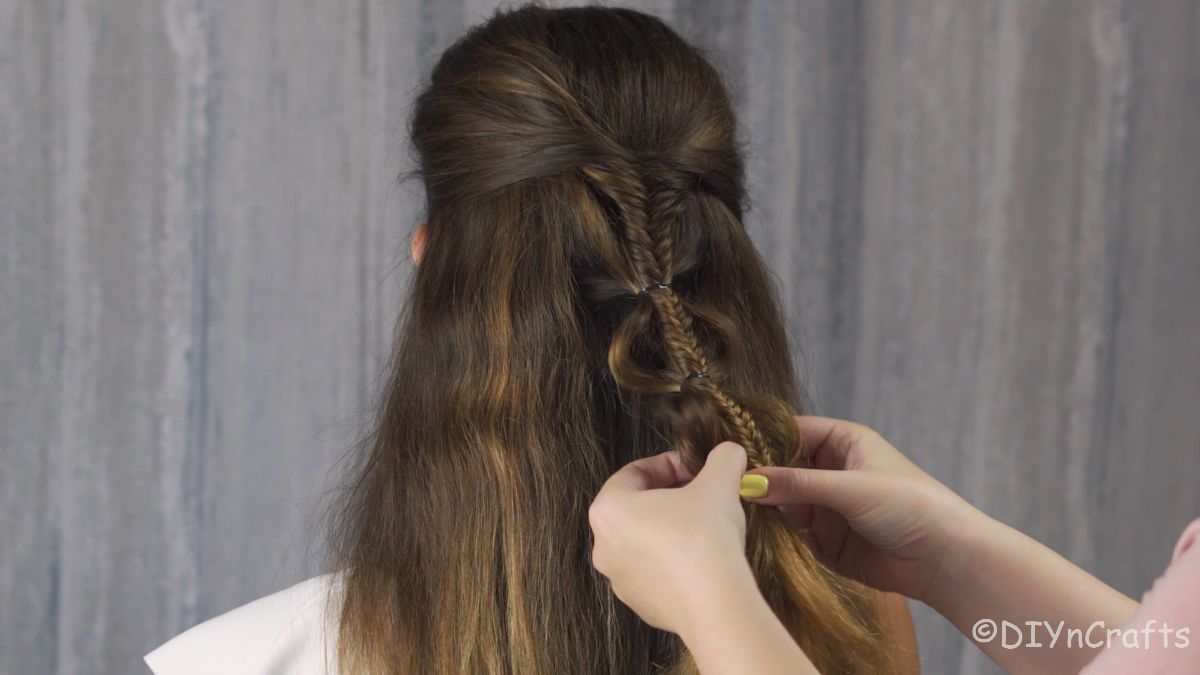 brunette with palm tree bubble braid being fluffed