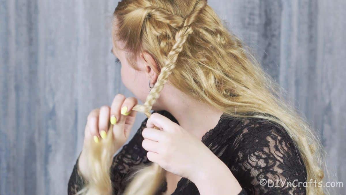 woman braiding blnode hair