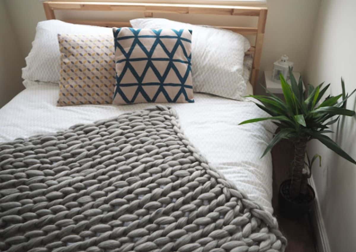 DIY Arm Knitted Cozy Chunky Blanket