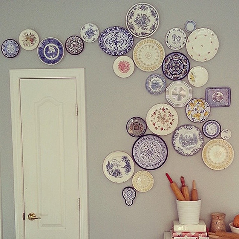 decorate wall with plates