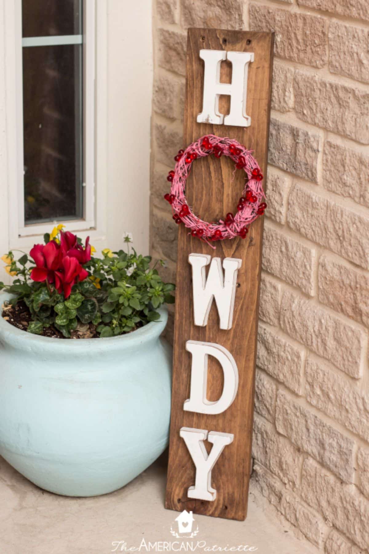 DIY Howdy Front Porch Pallet Sign with Interchangeable Seasonal Wreaths