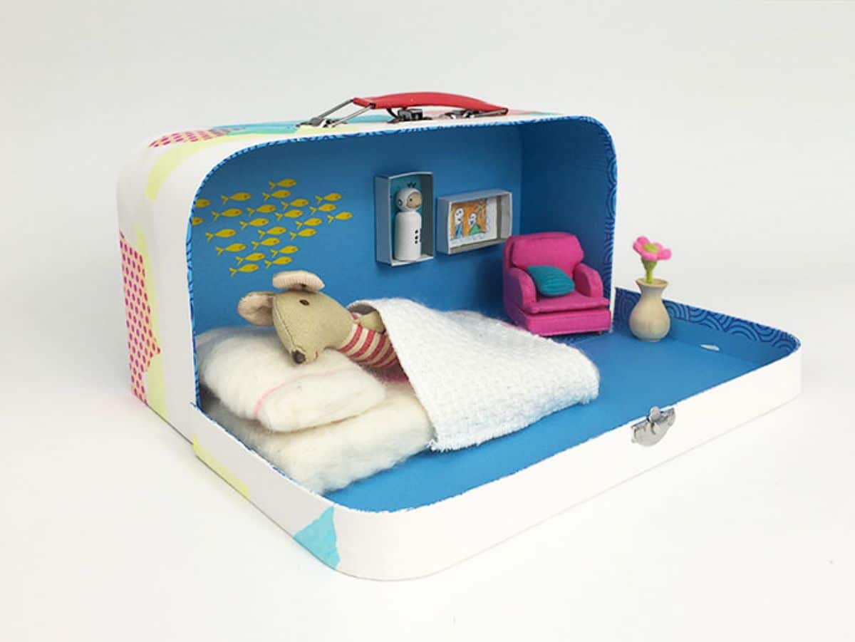 DIY Traveling Dollhouse From Lunch Box