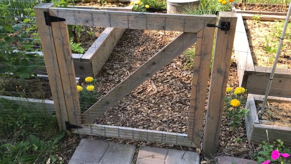 DIY Garden Gate - Simple and Long-Lasting