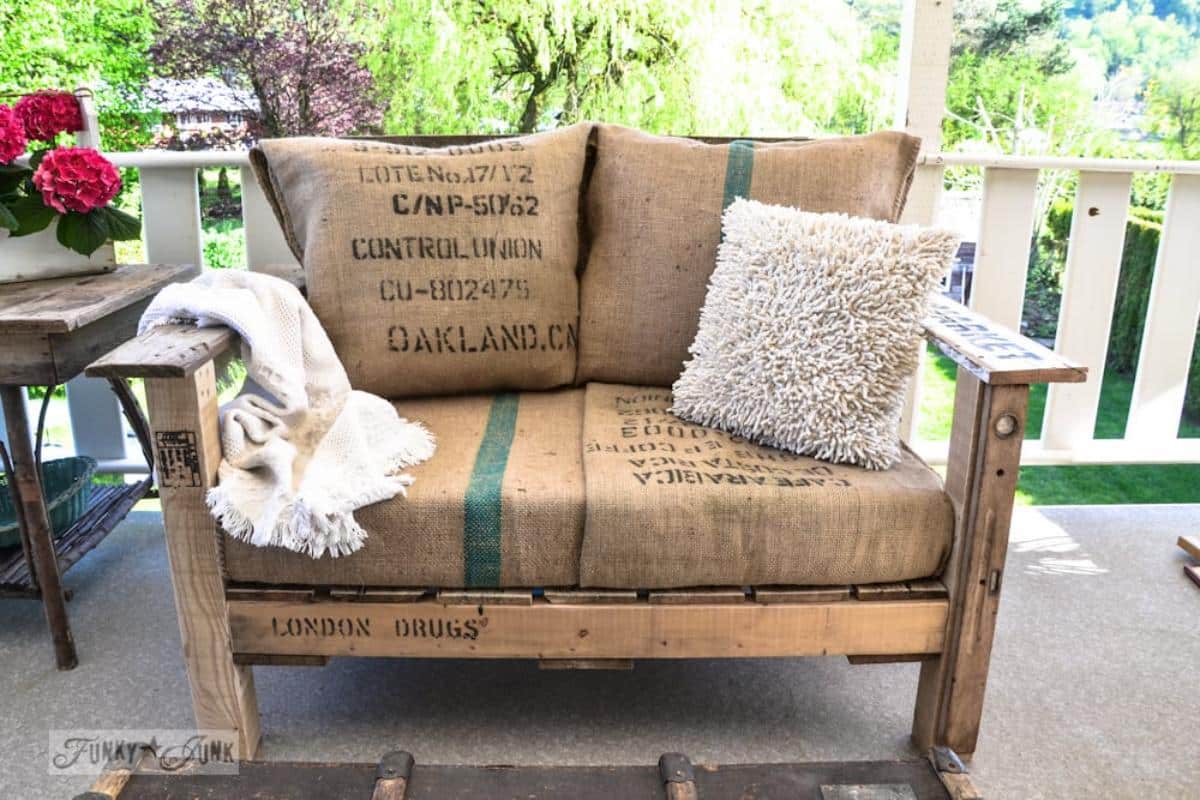 DIY Oversized Pallet Wood Chair 