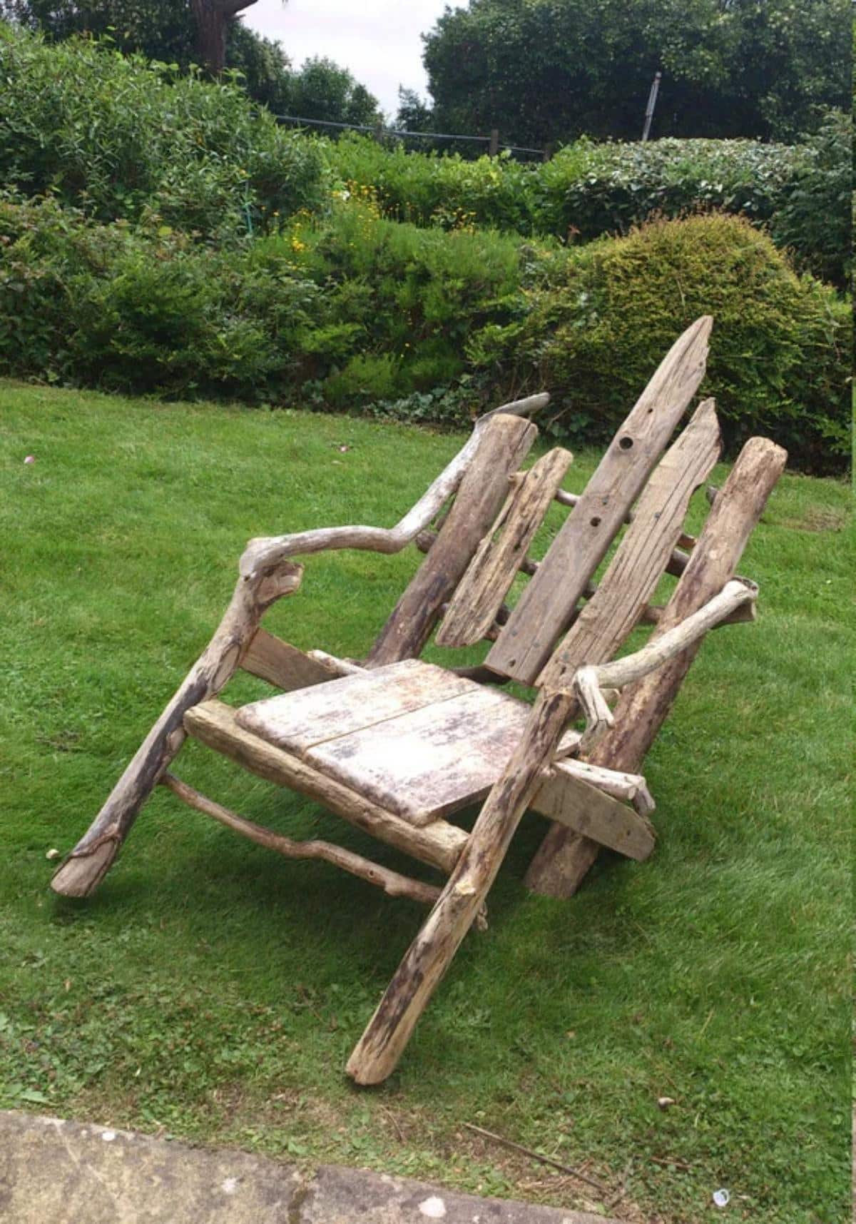 DIY Driftwood Lawn Chair 