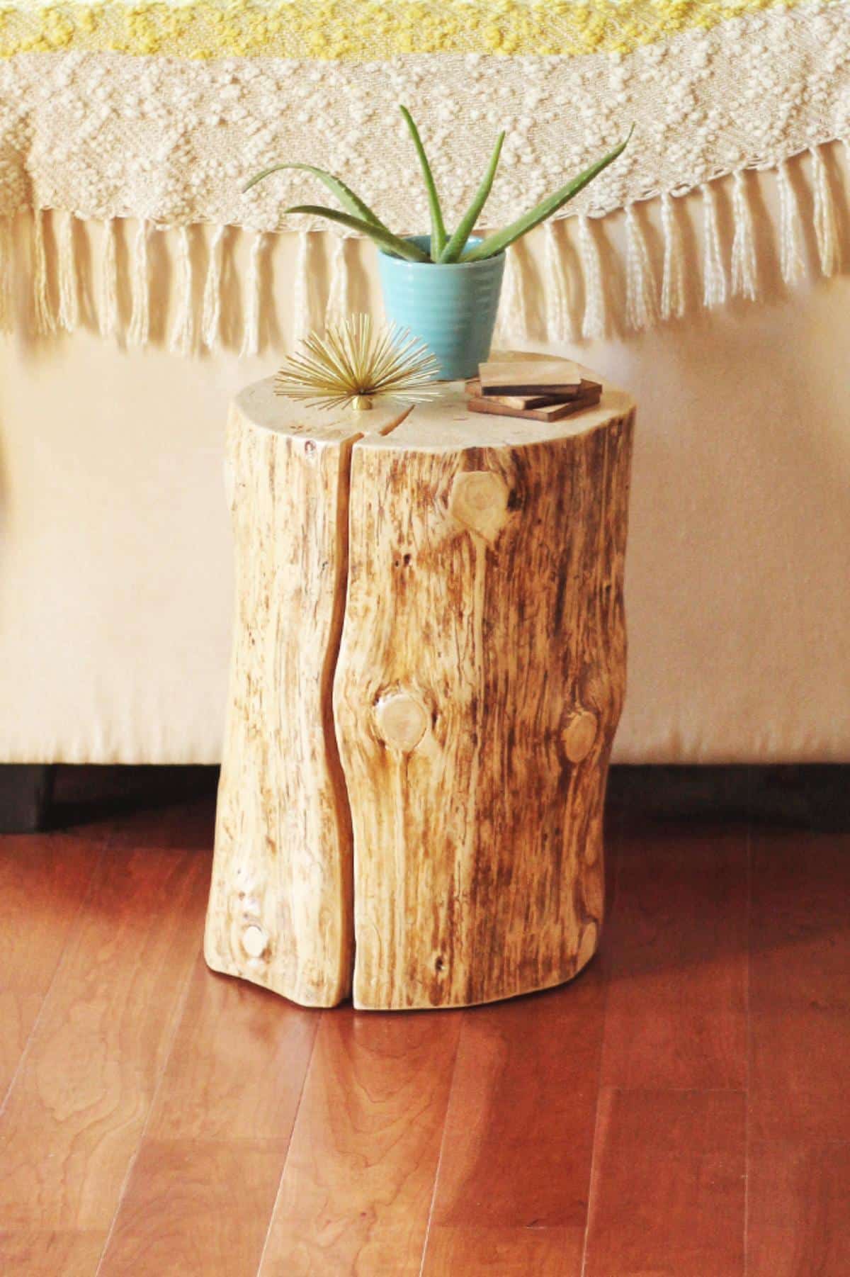 DIY Natural nga Punoan sa Kahoy Side Table