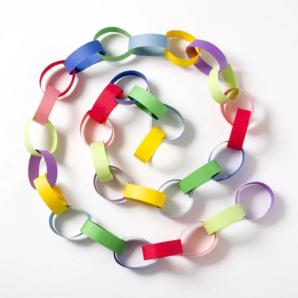 32 Paper Chain Craft Ideas and Projects - DIY & Crafts