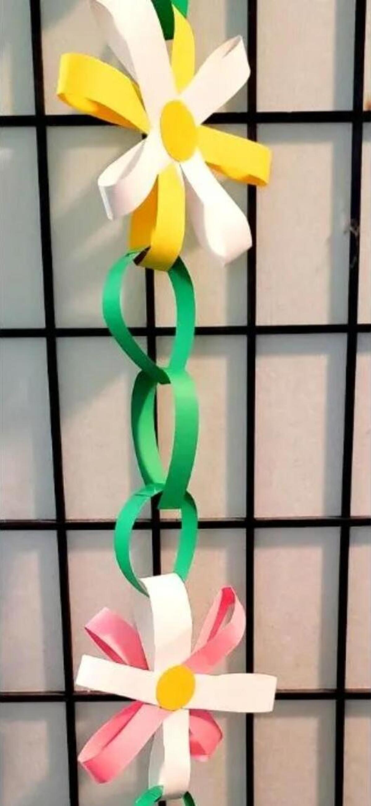 Paper Daisy Chain Craft in 10 Minutes