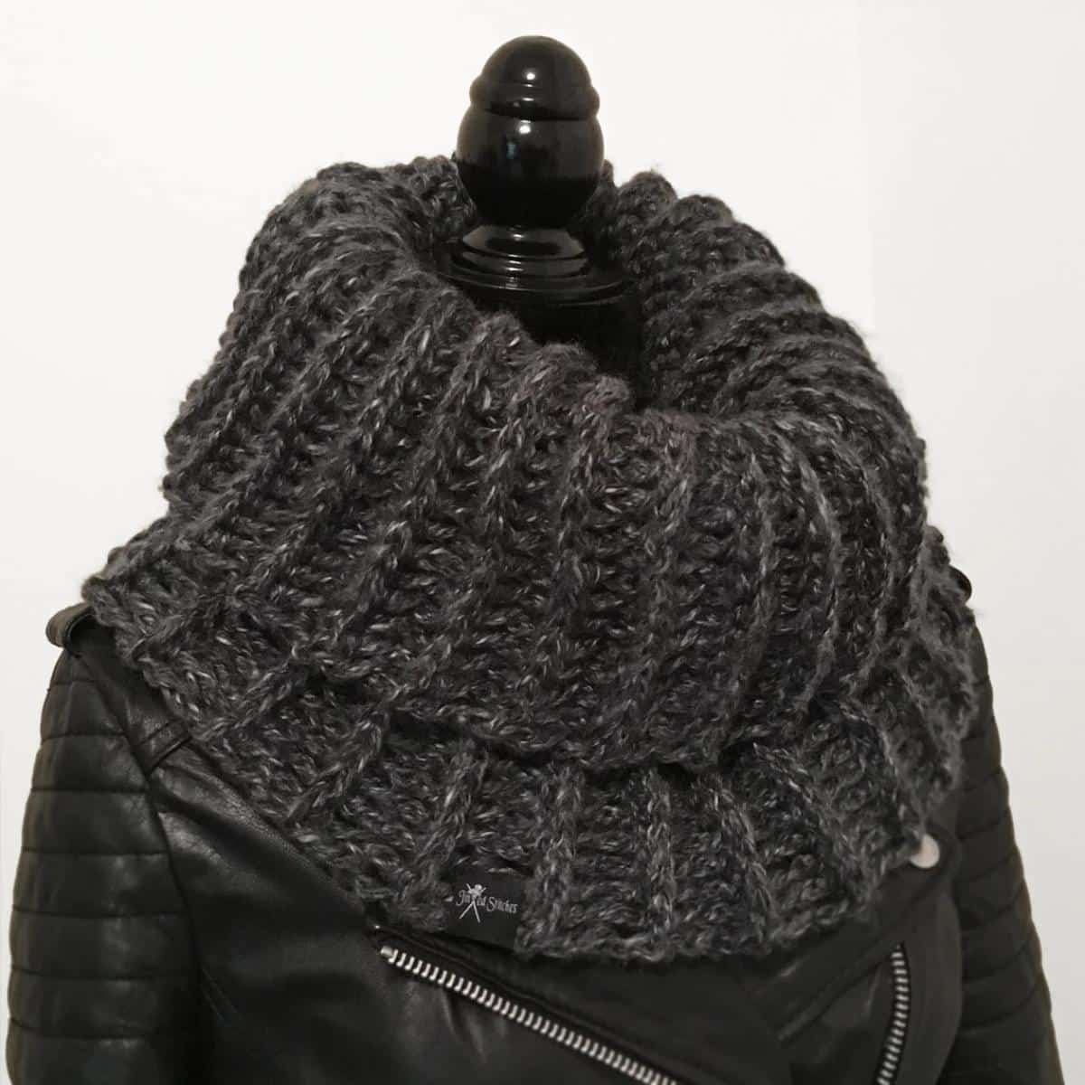 Simple Ribbed Cowl Scarf With Chunky Yarn
